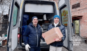 Russian Devotee Volunteers Distribute Food to Refugees